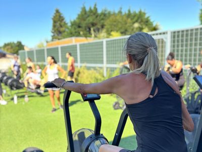 Espace extérieur d'entraînement Hyrox chez CrossFit TTS à Waterloo
