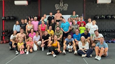 La communauté CrossFit TTS Waterloo réunie après un entraînement de groupe