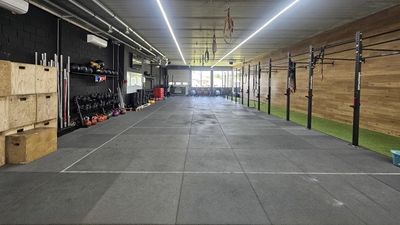 Intérieur de la box CrossFit TTS à Waterloo : zone WOD dégagée et équipement fonctionnel